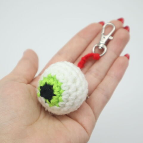 Free no-sew eyeball keychain amigurumi crochet pattern