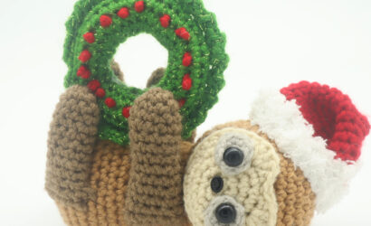 Free sloth amigurumi crochet pattern wreath christmas