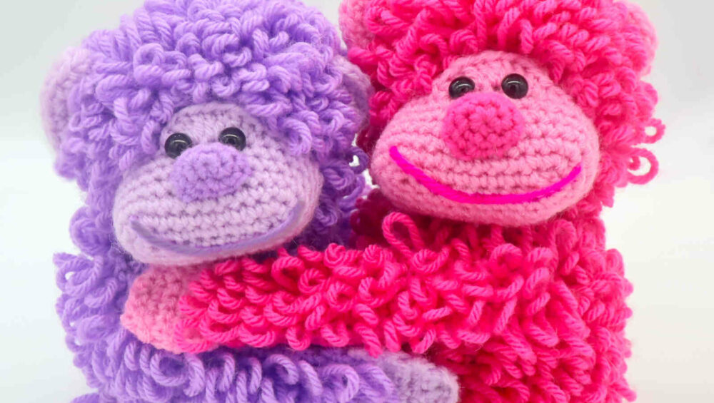 Cute hugging gorillas amigurumi crochet pattern valentines day